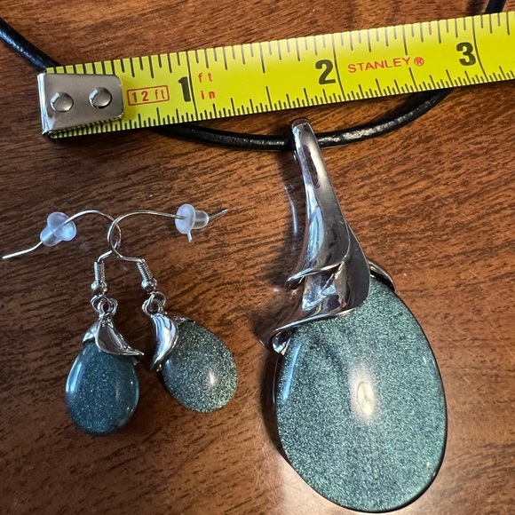 EUC sparkling blue pendant with matching earrings - Picture 5 of 7